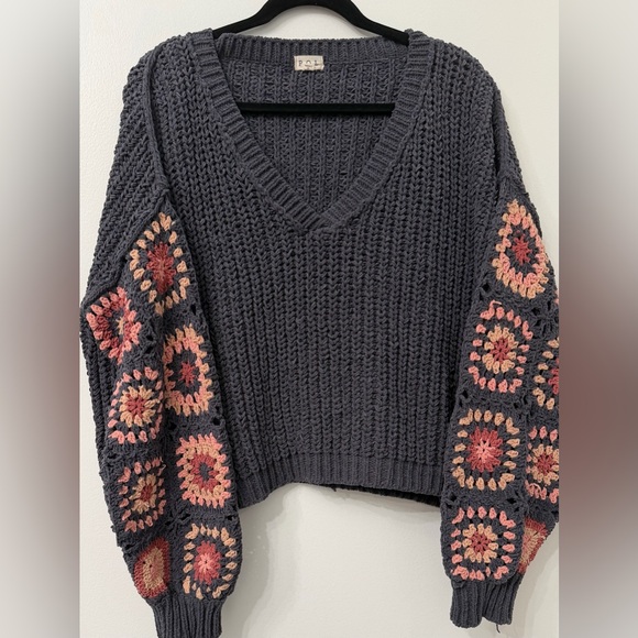POL  Oversized GrayV-Neck Floral Sleeves Sweater Size Small - Picture 2 of 10
